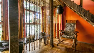 Dúplex exclusivo, 1 habitación, sobre el agua | Área de sala de estar | Televisión de pantalla plana de 32 pulgadas con canales por cable