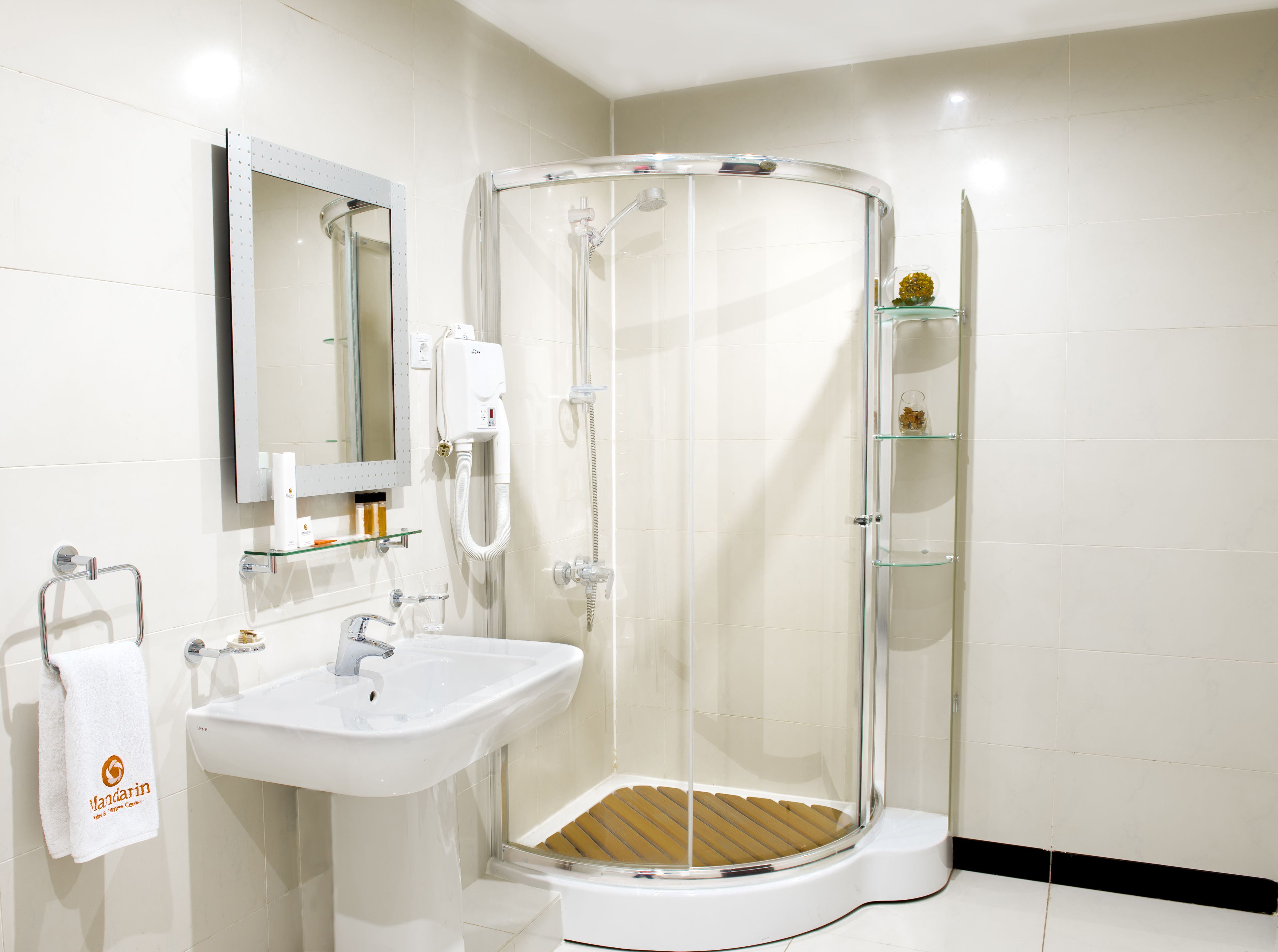 Luxury Suite | Bathroom | Deep soaking tub, free toiletries, hair dryer, bathrobes