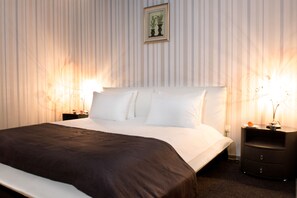 Standard-Doppelzimmer | Hochwertige Bettwaren, Minibar, Zimmersafe, Schreibtisch