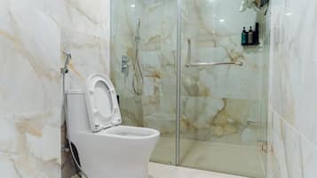 Chuveiro, produtos de toalete biodegradáveis, secador de cabelo