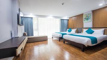 Habitación familiar | Minibar, escritorio, sistema de insonorización y wifi gratis