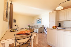 Appartement 3 pièces 7 personnes - Climatisé | ครัวส่วนตัว | ตู้เย็น, ไมโครเวฟ, เตาประกอบอาหาร, เครื่องล้างจาน