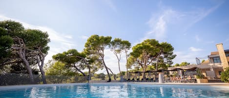 Alberca al aire libre por temporada y camastros