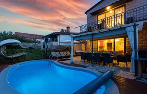 A heated pool - Beautiful home in Vantacici with sauna (Vantacici)