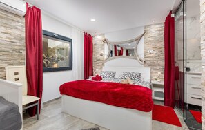 4 bedrooms, in-room safe, travel cot, free WiFi - Beautiful home in Vantacici with sauna (Vantacici)