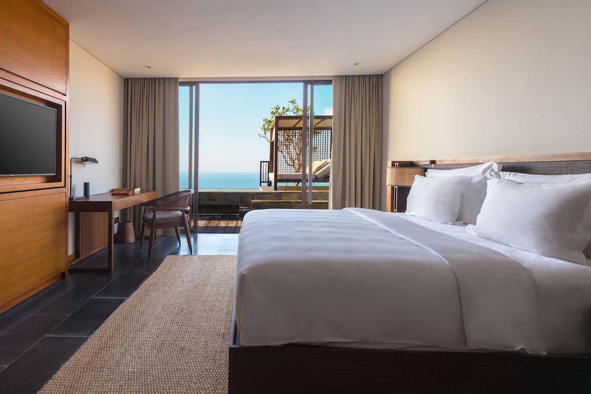 Sky Penthouse with Pool - Two Bedroom with Ocean View | 高級寢具、迷你吧、房內夾萬、書桌