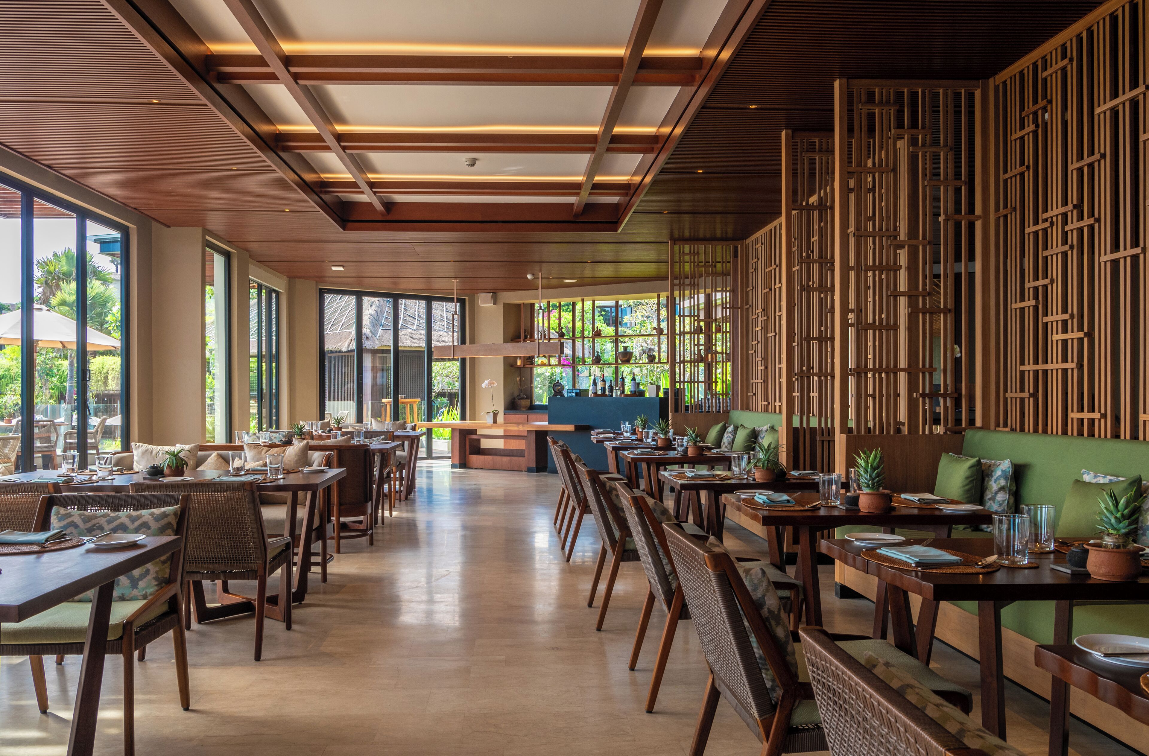 3 restaurants, breakfast, dinner served; international cuisine