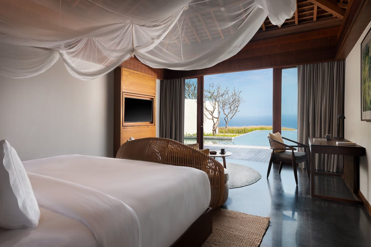 Cliff Pool Villa - Three Bedrooms with Ocean View | 高級寢具、迷你吧、房內夾萬、書桌