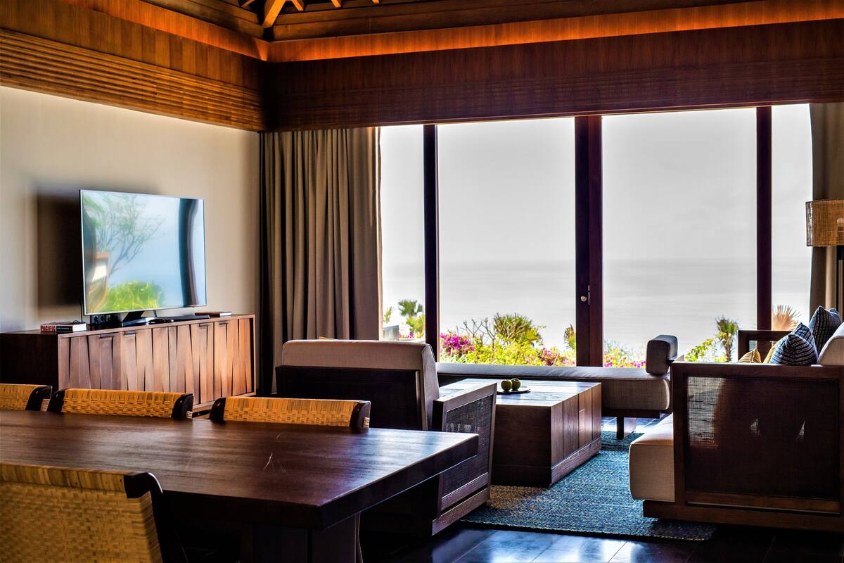 Cliff Pool Villa - Two Bedroom With Ocean View | 客廳 | LED 電視