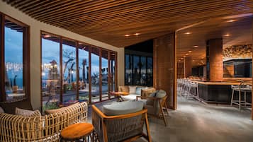 3 restaurantes, se sirven desayunos, cenas y cocina internacional