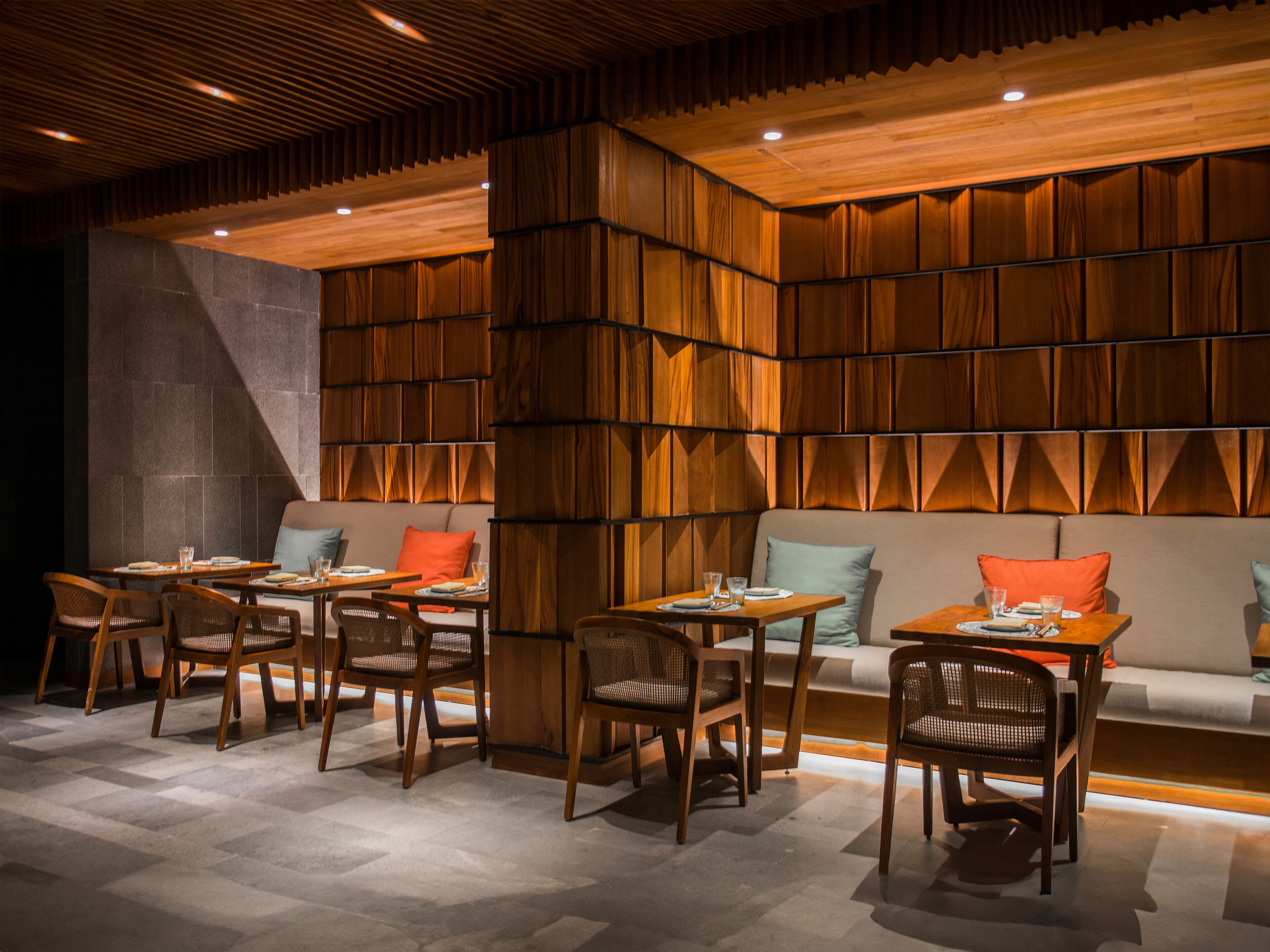 3 restaurants, breakfast, dinner served; international cuisine