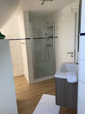 Een bad, een bubbelbad, een haardroger, handdoeken
