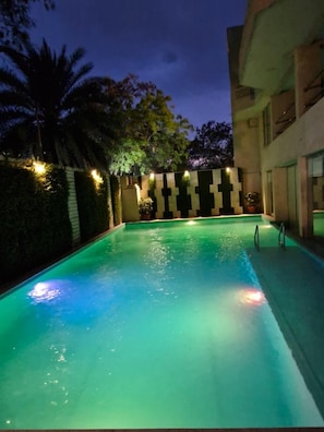 Una piscina al aire libre
