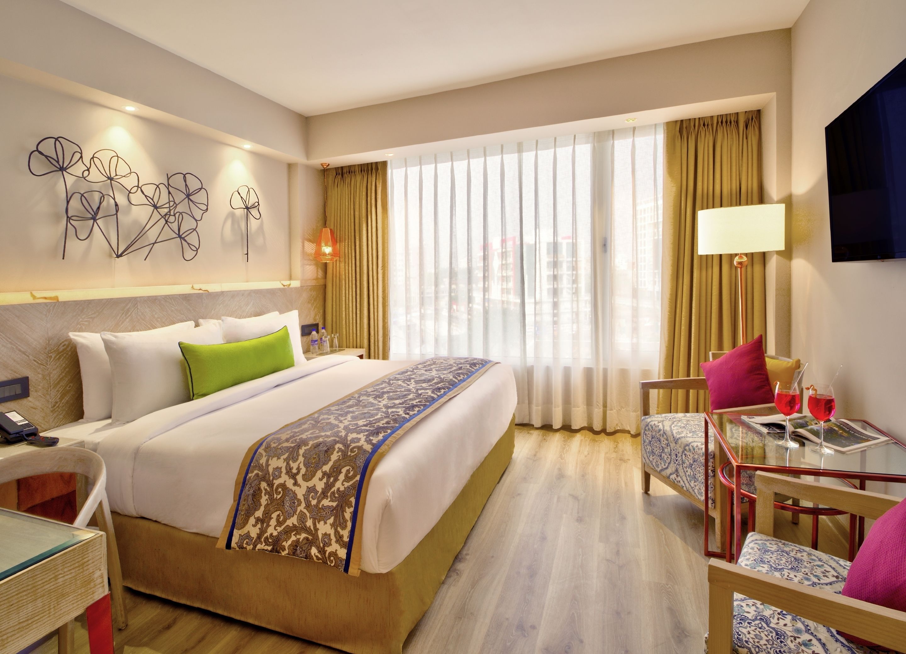Quarto luxo | Frigobar, cofres nos quartos, escrivaninha, quartos à prova de som