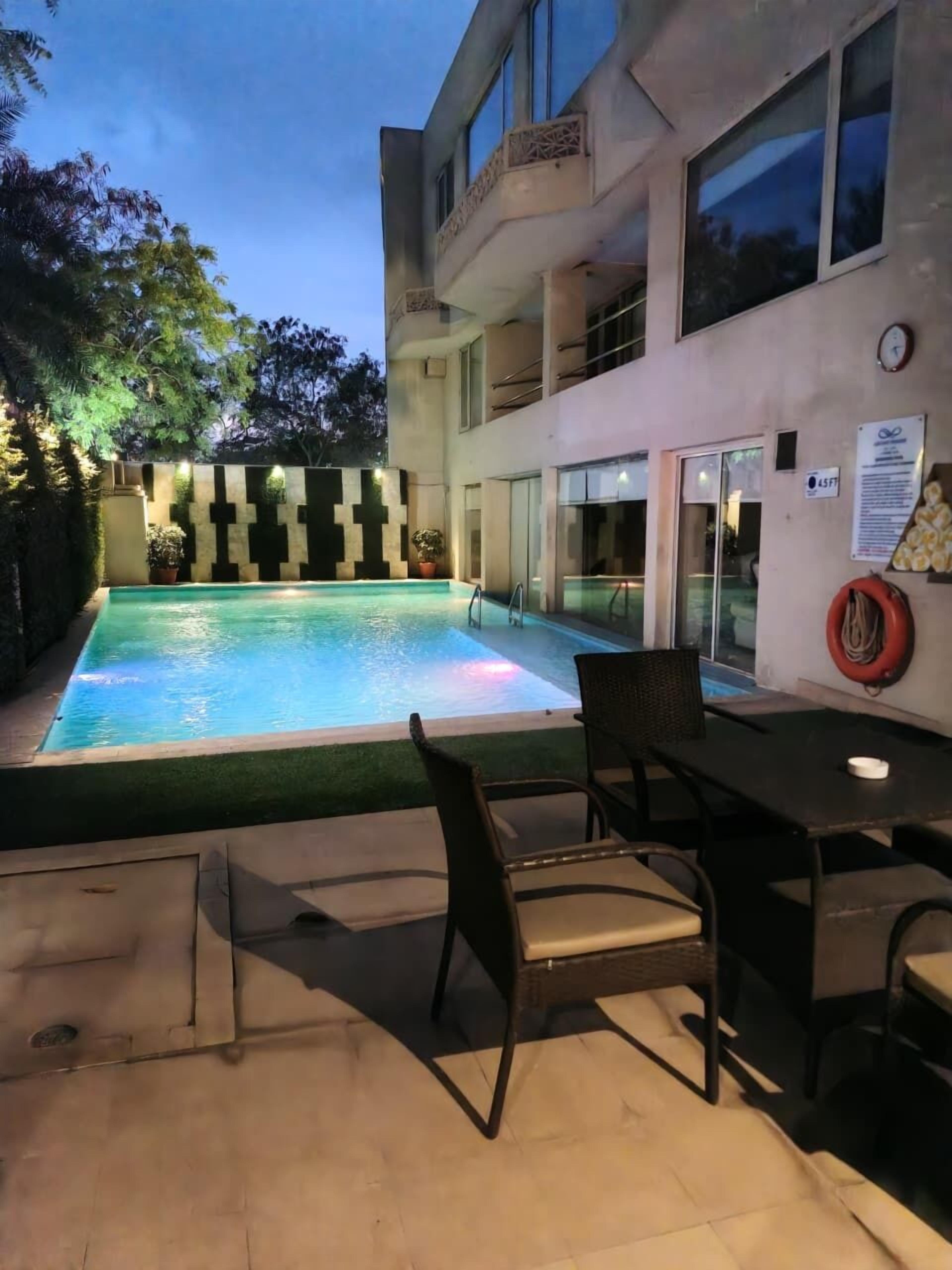 Una piscina al aire libre