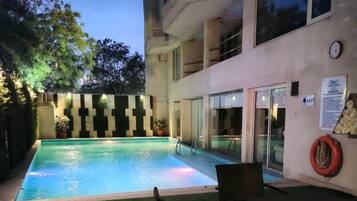 Una piscina al aire libre