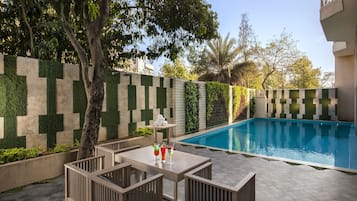 Una piscina al aire libre