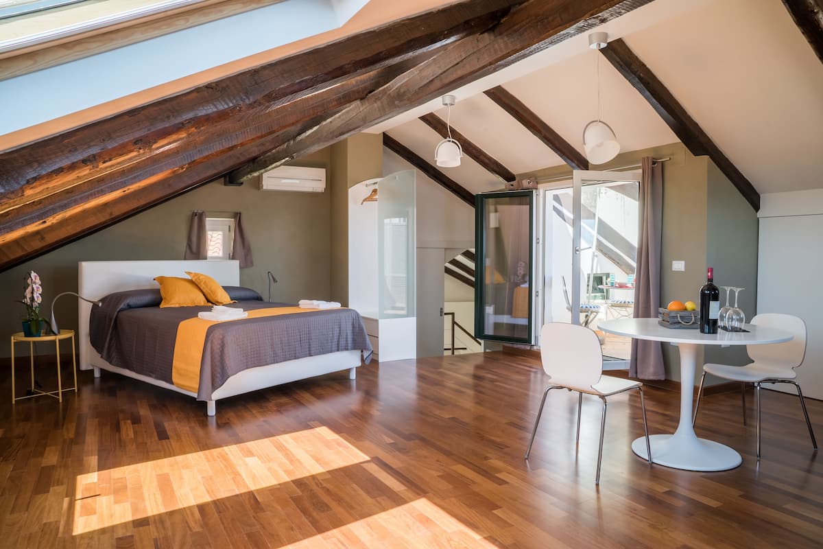 Studio, balkon, uitzicht op zee | 2 slaapkamers, luxe beddengoed, een bureau, babybedden