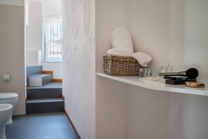 Double or Twin Room, Private Bathroom (Via Porta di Ronca, 27) | Bathroom | Free toiletries, hair dryer, bidet, towels - Plaium Montis (Salerno)