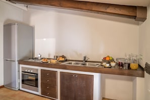 Departamento, cocina, vista al mar | Cocina privada | Parrilla de estufa, cafetera y tetera y utensilios de cocina