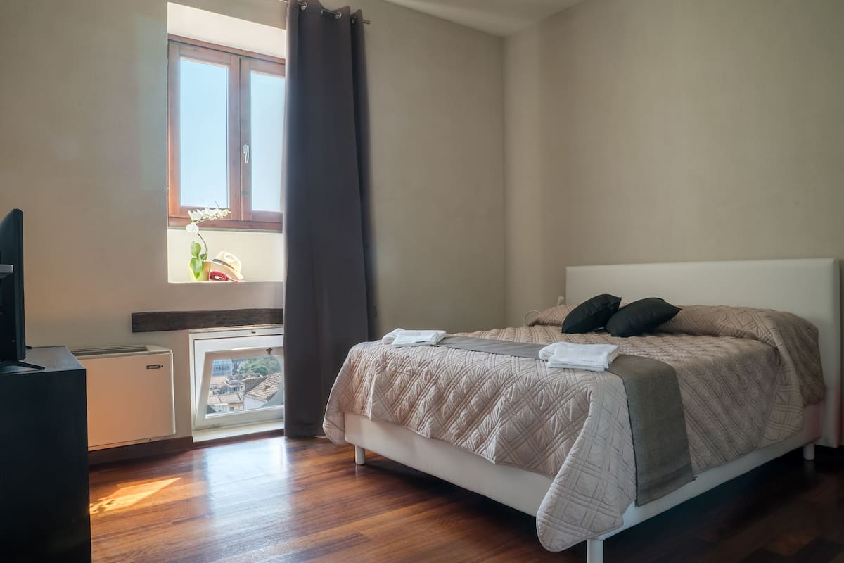 Suite, terras | 2 slaapkamers, luxe beddengoed, een bureau, babybedden
