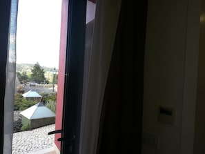 Premium bedding, desk, rollaway beds, free WiFi