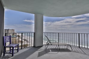 Ein Balkon mit Blick auf den Strand und den Ozean.