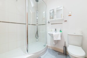 Apartment, 2 Bedrooms, River View | Bathroom | Separate bathtub and shower, deep-soaking bathtub, hair dryer, towels - Austin David Apt - Amazing Dock View (London)