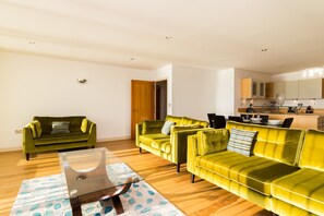 Departamento, 2 habitaciones, vista al río | Sala de estar | Televisión de pantalla plana