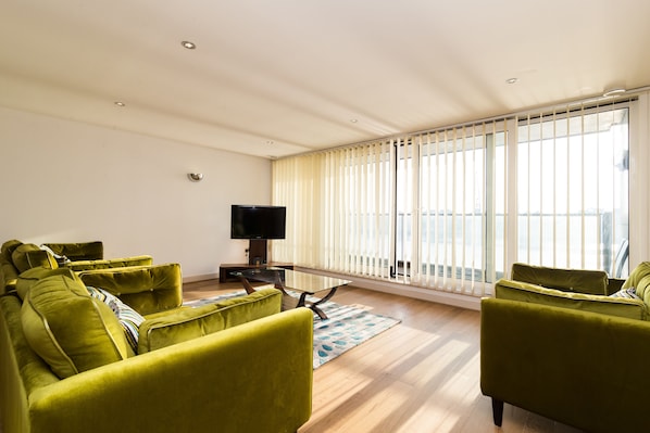 Departamento, 2 habitaciones, vista al río | Sala de estar | Televisión de pantalla plana