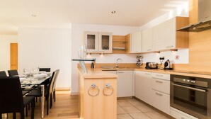 Apartment, 2 Bedrooms, River View | Living area - Austin David Apt - Amazing Dock View (London)