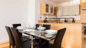 Apartment, 2 Bedrooms, River View | In-room dining - Austin David Apt - Amazing Dock View (London)