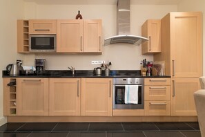 Refrigerador con freezer, microondas, horno, placa de cocina