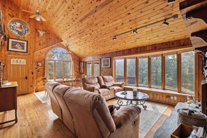 تلفزيون ذكي، مدفأة، كرة قدم الطاولة، كُتُب