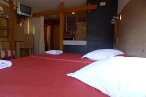 Quadruple Room | Minibar, in-room safe, desk, free cribs/infant beds - Hotel Castillo del Alba (Somiedo)