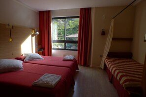 Triple Room | Minibar, in-room safe, desk, free cots/infant beds - Hotel Castillo del Alba (Somiedo)