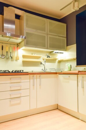 Appartement, 1 lit double et 1 canapé-lit, cuisine | Cuisine privée | Réfrigérateur, micro-ondes, plaque de cuisson, lave-vaisselle