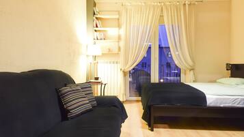 Appartamento Basic, 1 letto matrimoniale con divano letto, cucina | Una scrivania, ferro/asse da stiro