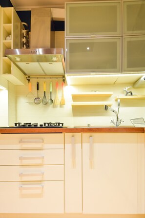 Appartement, 1 lit double et 1 canapé-lit, cuisine | Cuisine privée | Réfrigérateur, micro-ondes, plaque de cuisson, lave-vaisselle