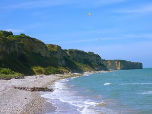 Ein Küstenstrand mit felsigem Gelände und Klippen.