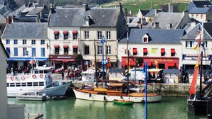Ein Hafen mit Booten, einem Café und einem Restaurant.