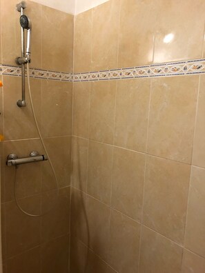 Shower, toilet paper - SEASONAL RENTAL - LOWER VILLA (La Londe-Les-Maures)