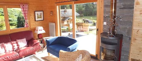 Téléviseur, foyer, lecteur de DVD, livres
