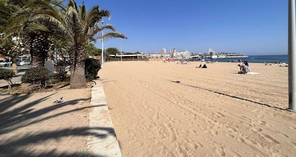 Seafront Studio Cabin, Sleeps 4, Terrace, 3rd Flr, 200m to Port Fréjus, Cleaning Included