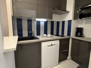 Réfrigérateur, micro-ondes, plaque de cuisson, lave-vaisselle