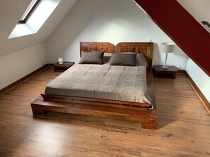 3 dormitorios, escritorio, tabla de planchar con plancha y cuna de viaje