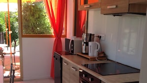 Kaffetrakter/tekoker, kjøleskap, mikrobølgeovn og ovn