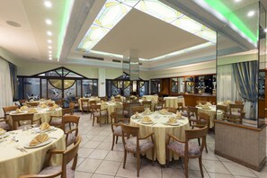 زفاف داخل الفندق