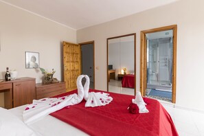 Quarto triplo clássico, vista para o jardim | Roupas de cama premium, escrivaninha, cortinas blackout, roupa de cama