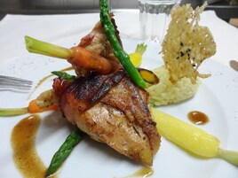 Um prato com carne, aspargos e purê de batata.